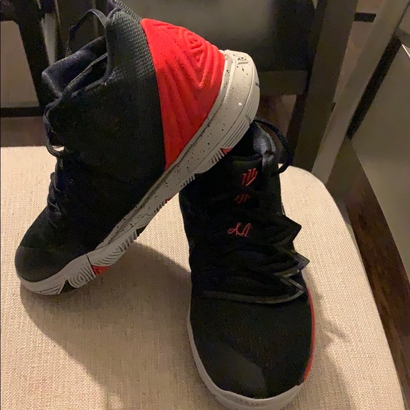 Like *NEW* Kyrie Irving Basketball shoes - Picture 2 of 6